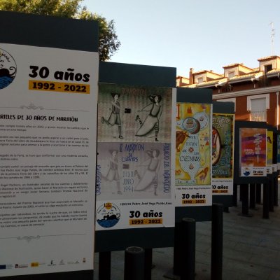 Los carteles del Maratón y Viernes de los Cuentos siguen expuestos en la Plaza de Dávalos 